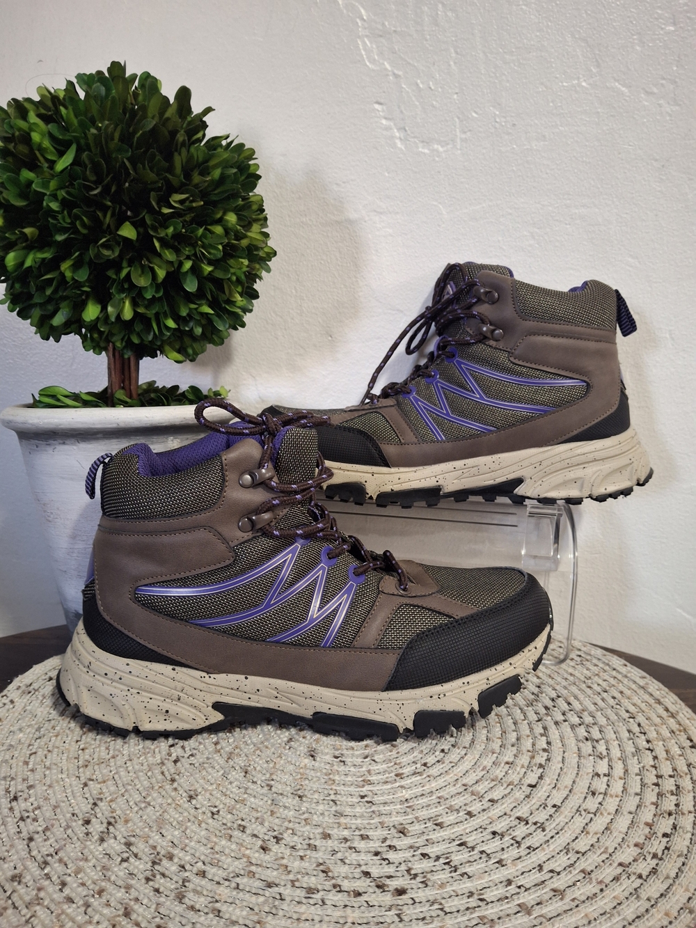 Women's Outdoor Life Hiking Boots Size 8.